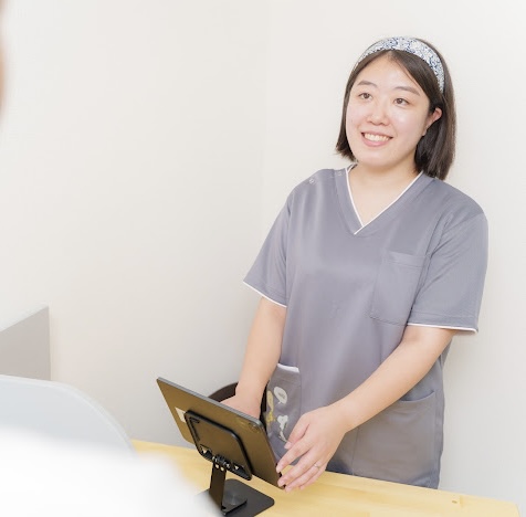 受付でのお支払いの様子。