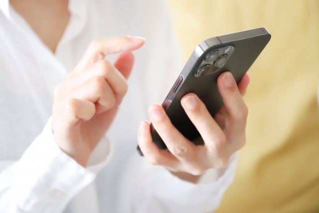スマートフォンでオンライン予約する様子。