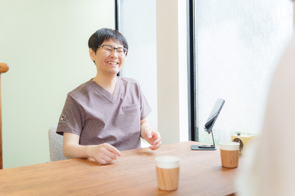院内でのカウンセリングの様子。笑顔で患者さんと話す施術者。