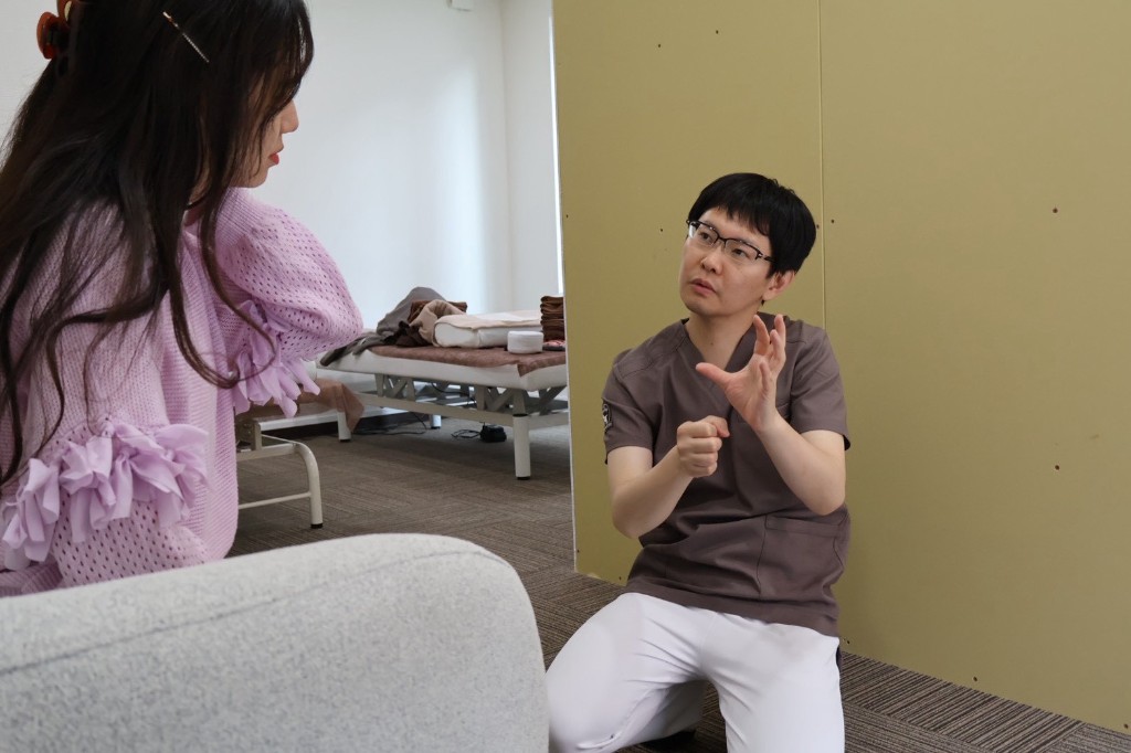 施術内容を説明する様子