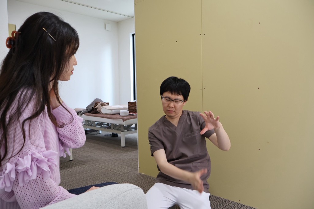 院内でのカウンセリングの様子。施術者が患者さんに説明している。